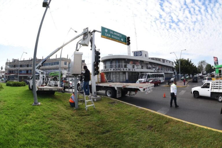 Retiran semáforos del puente de Guadalupe
