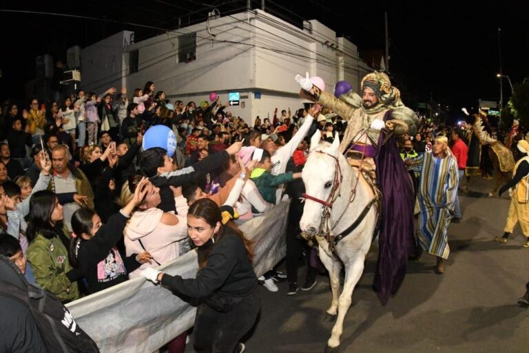 Disfrutan Irapuatenses el Regreso de la Cabalgata de Reyes.