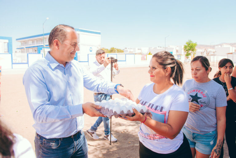 El senador Erandi Bermúdez entrega productos de la canasta básica mas accesibles en Guanajuato.