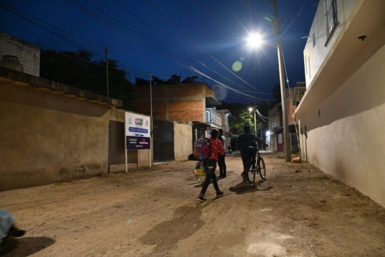 Iluminan calles en las Heras y San Juan Bosco
