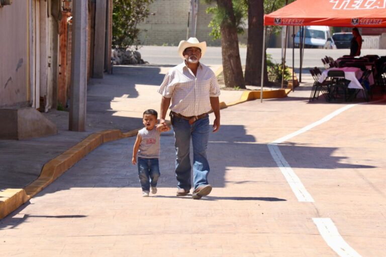 Mejoran vialidades en Tomelopitos.