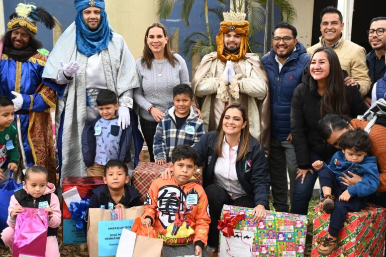 Llevan regalos Reyes Magos a niños y niñas DIF Irapuato.